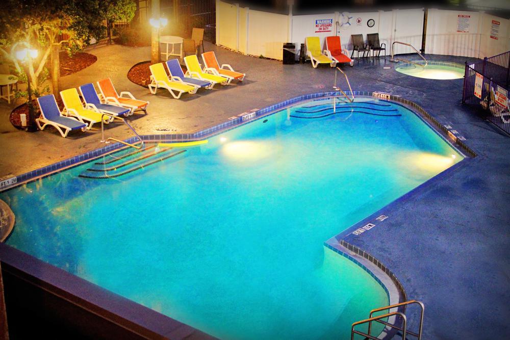 Ramada By Wyndham Kissimmee Downtown Hotel Екстер'єр фото