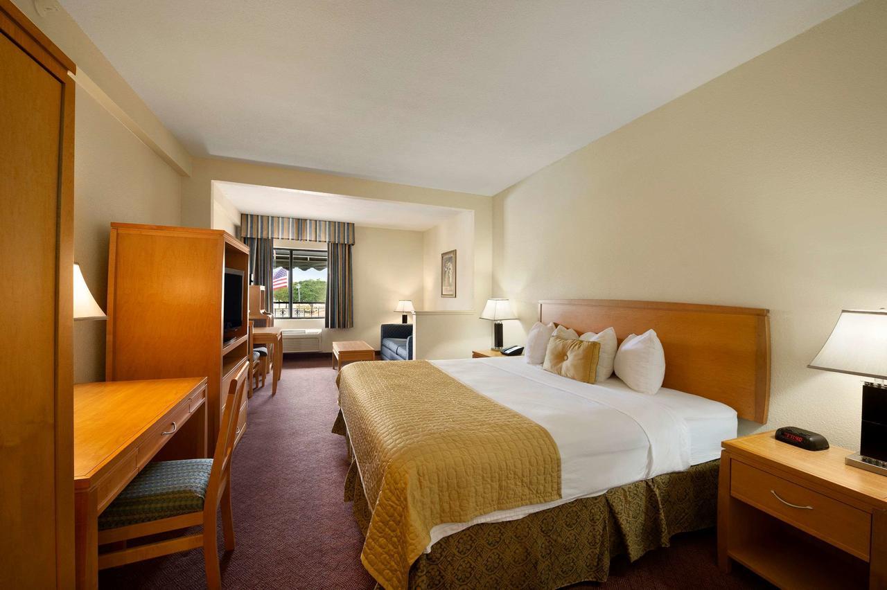 Ramada By Wyndham Kissimmee Downtown Hotel Екстер'єр фото